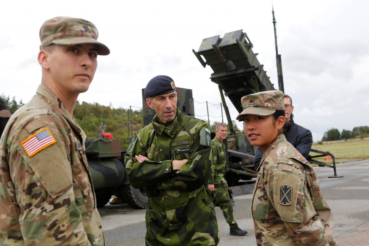 Supreme Commander of the Swedish Armed Forces, Micael Byden, talks with U.S. soldiers during the exercise ‘Aurora 17’ at Save airfield in Goteborg