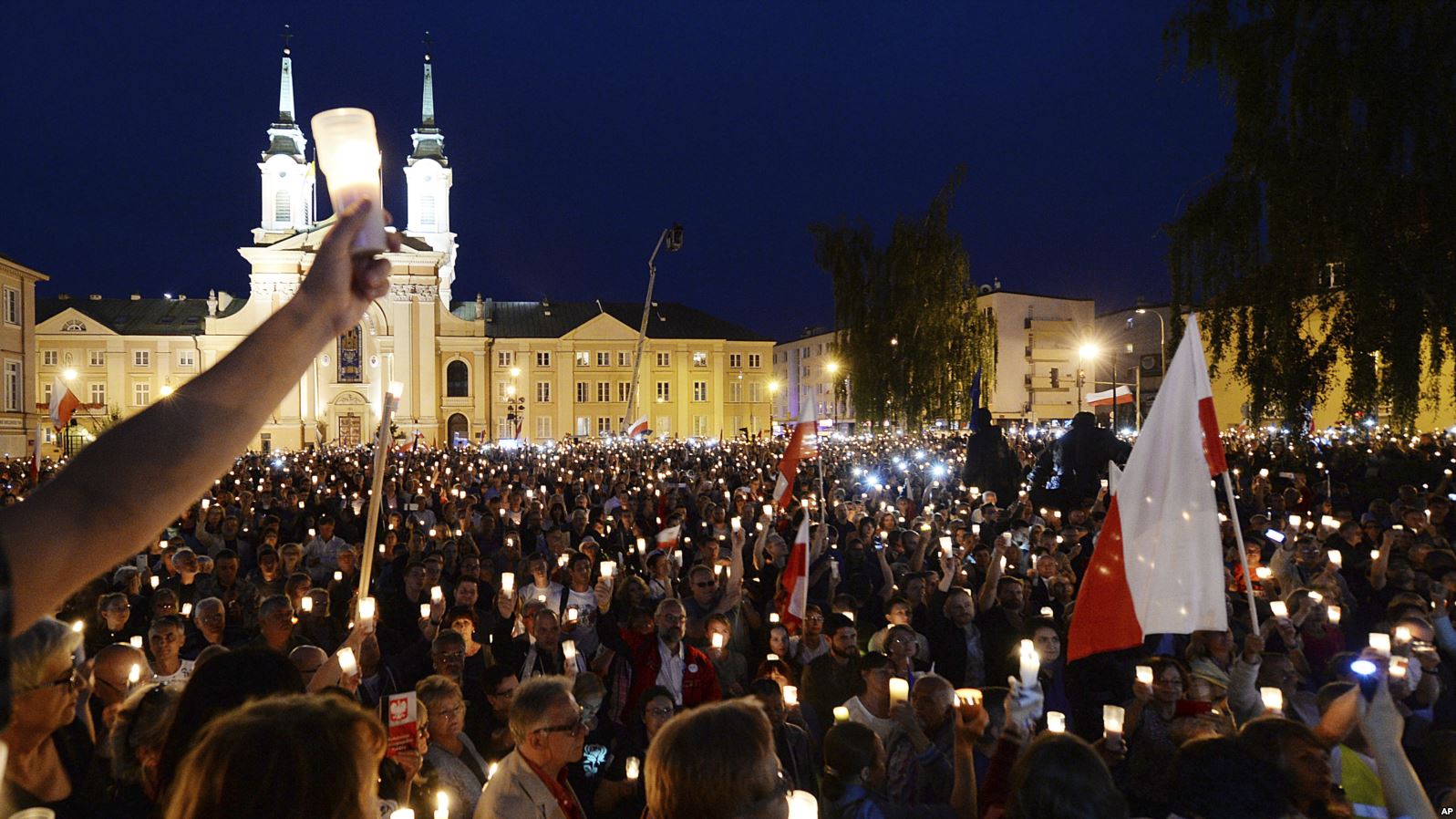 Thousands of anti-government protesters with lit candles gather in front of the Supreme Court in a continuation of protest in Warsaw, Poland, July 16, 2017. / Poland judicial reform