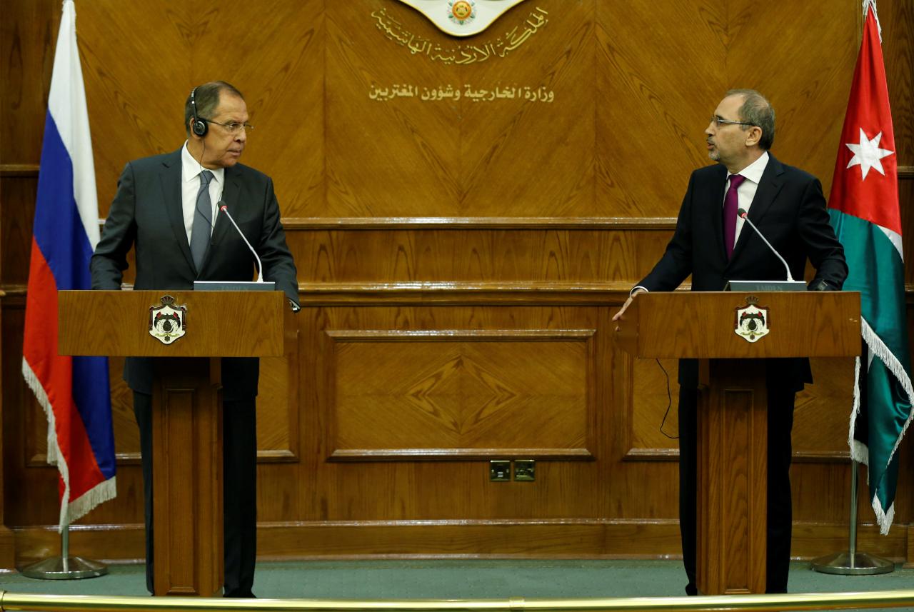 Russian Foreign Minister Sergei Lavrov (L) and his Jordanian counterpart Ayman Safadi attend a news conference in Amman
