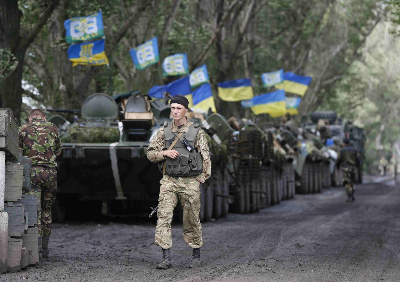 Ukrainian paratroopers gather near the eastern Ukrainian town of Slaviansk