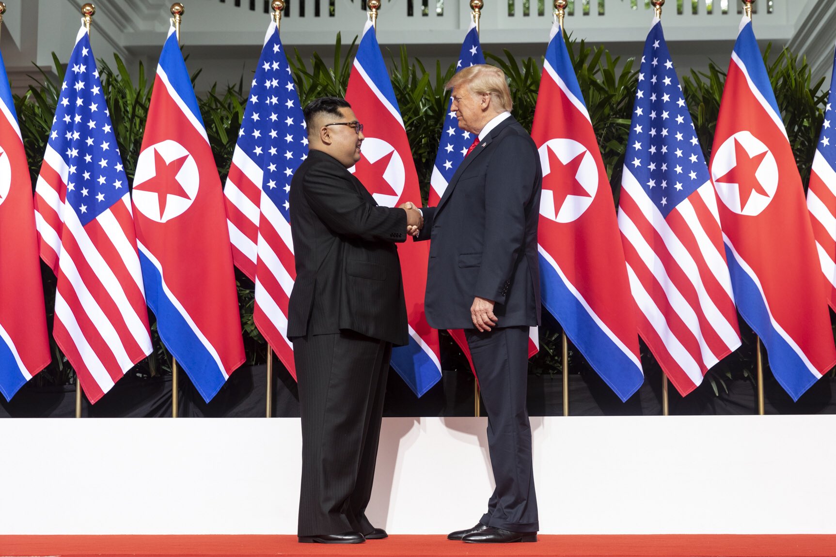 Kim and Trump shaking hands at the red carpet during the DPRK–USA Singapore Summit / Da Nang summit
