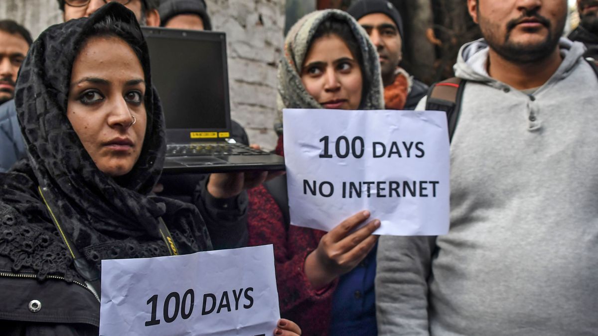 Kasmiris protest against internet shortages
