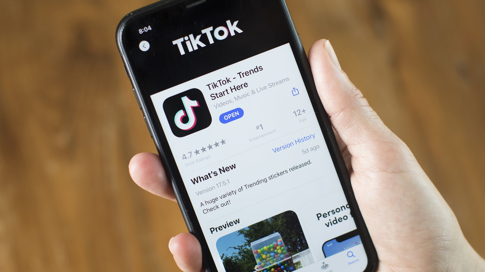 The US to ban Chinese mobile phone applications Tiktok and WeChat ...