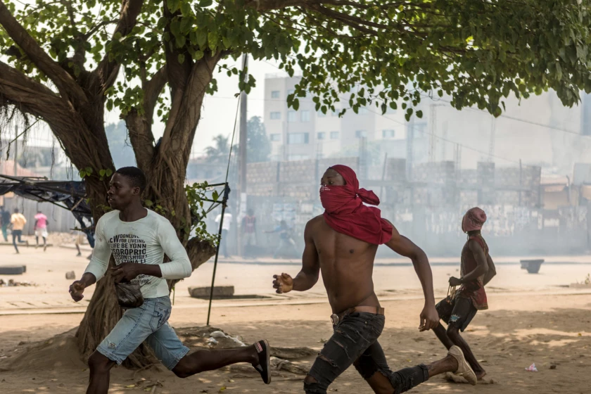 Protestors escaping crackdown by security forces, Photo: Yanick Folly/AFP/Getty Images