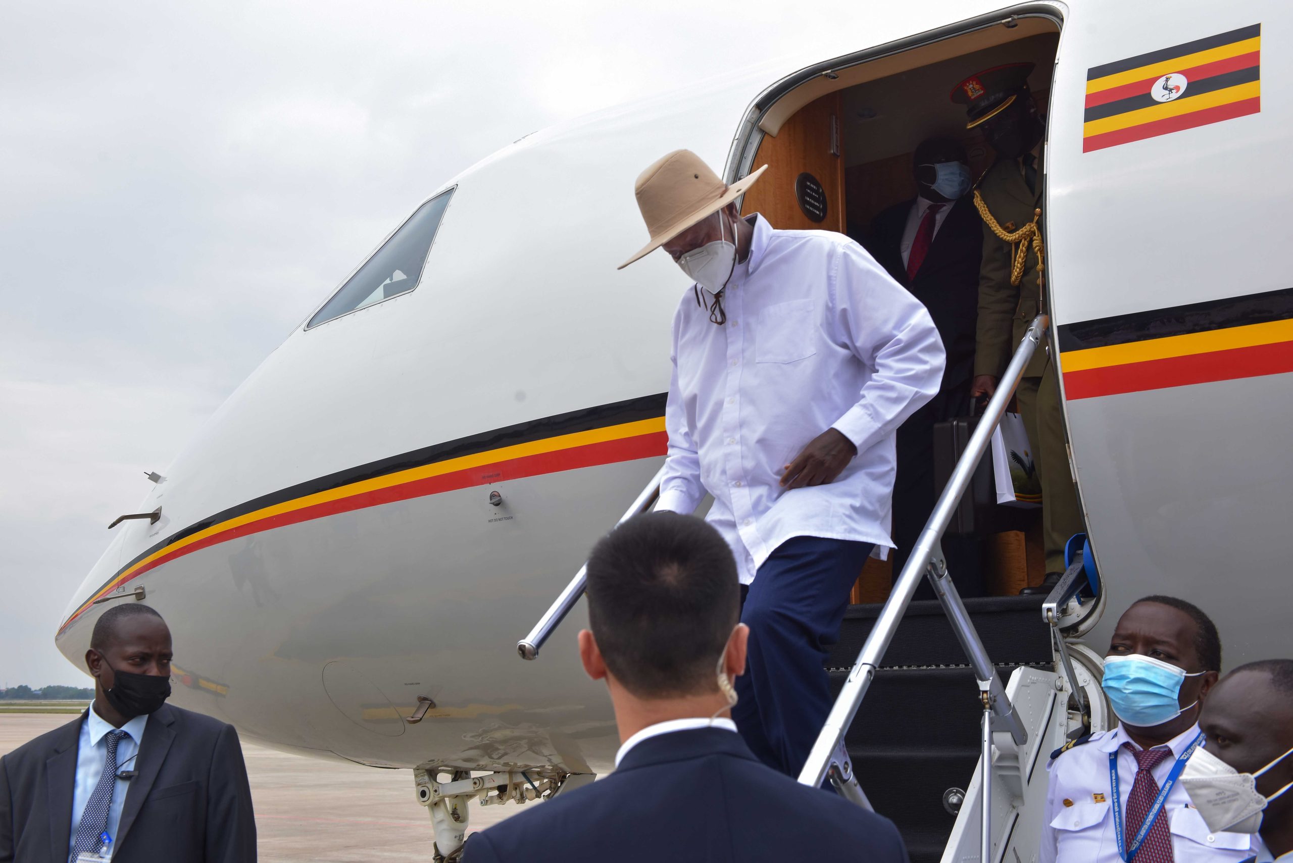 Uganda President Yoweri Museveni deplaning in Vietnam